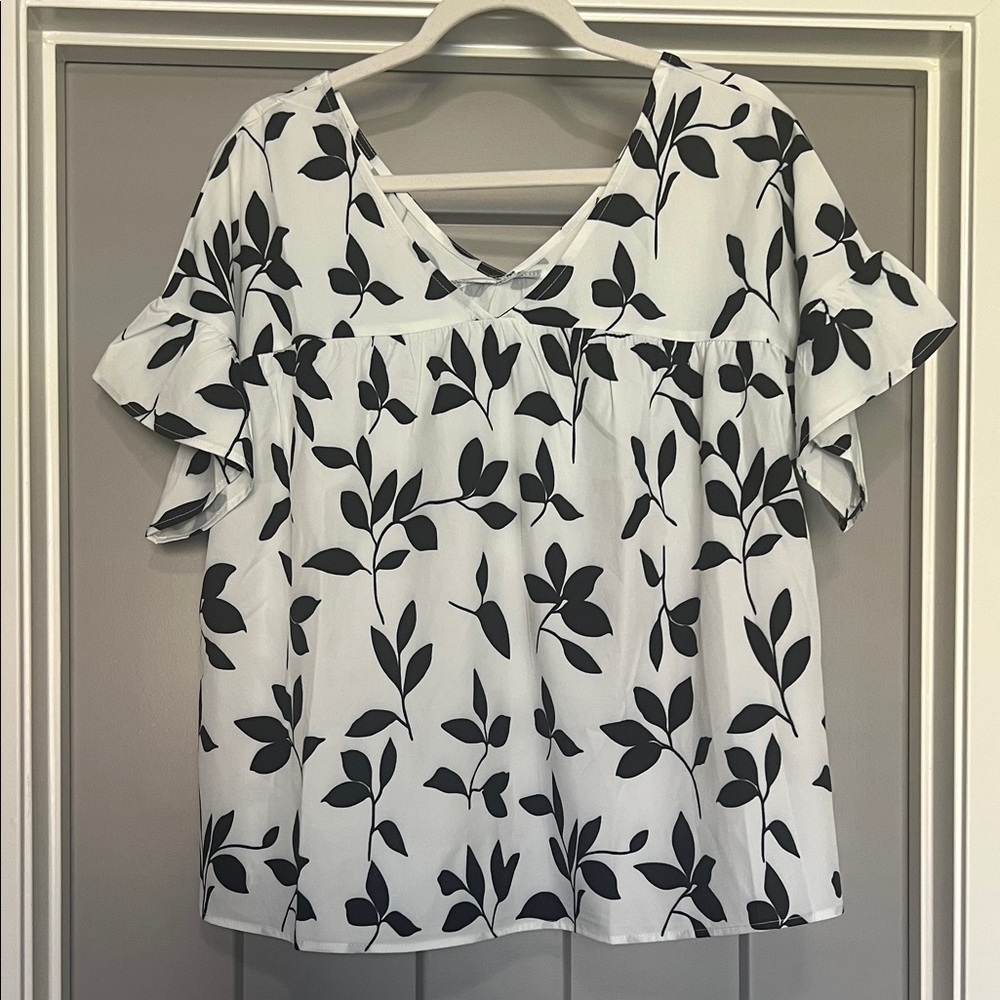Black and White Leaf Print Women's Top Size Medium NWOT